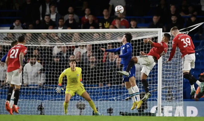 Pha đánh đầu gỡ hoà của Casemiro trên sân Stamford Bridge, thành phố London, Anh hôm 22/10. Ảnh: Reuters