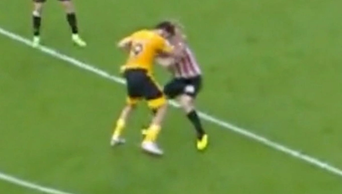 Costa húc đầu sau khi bị cầu thủ của Brentford kéo áo. Ảnh chụp màn hình