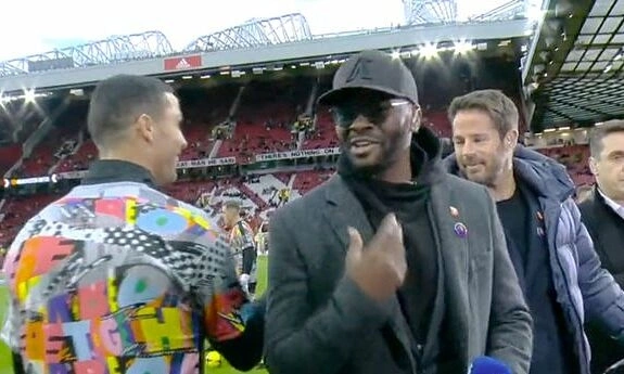 Ronaldo (trái) lần lượt chào Louis Saha và Jamie Redknapp, nhưng bỏ qua Gary Neville (phải). Ảnh: chụp màn hình