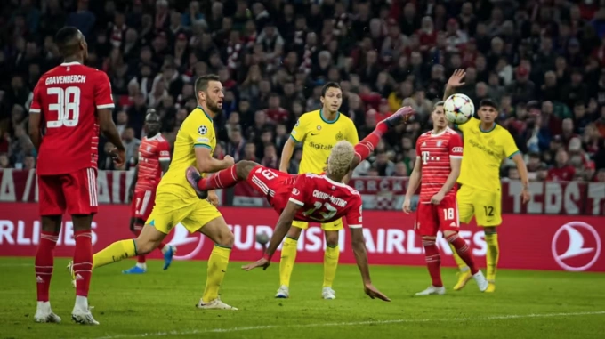 Choupo-Moting dứt điểm kiểu xe đạp chổng ngược hạ thủ môn Onana ở phút 65, nhưng bàn không được công nhận vì lỗi việt vị. Ảnh: FC Bayern