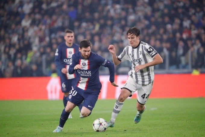 Messi phủ nhận giữ chân cho World Cup 2022 2 Messi đi bóng trong trận PSG hạ chủ nhà Juventus 2-1 ngày 2/11. Ảnh: psg.fr
