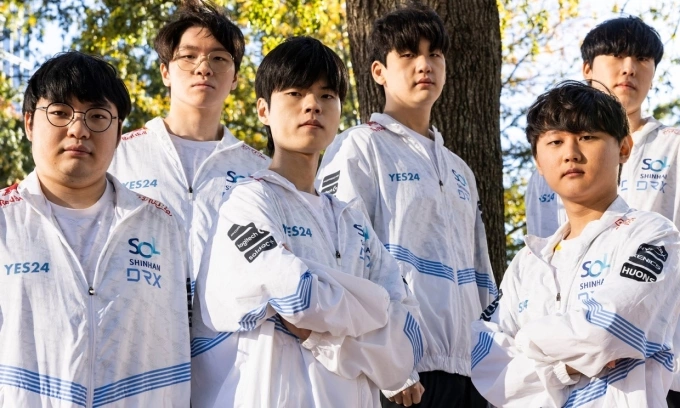 Đội hình DRX vô địch Worlds 2022 với thủ lĩnh là xạ thủ kỳ cựu Deft (thứ ba từ trái sang). Ảnh: LoL Esports.