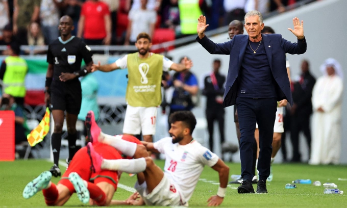 Queiroz phản ứng sau một pha tranh chấp trong trận Iran thắng Xứ Wales 2-0 ngày 25/11 trên sân Ahmad bin Ali. Ảnh: Reuters