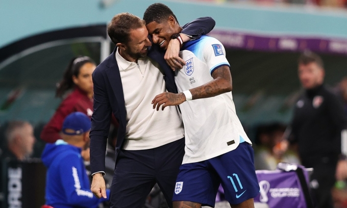 HLV Southgate chúc mừng Rashford sau trận thắng Xứ Wales 3-0 ngày 29/11. Ảnh: AFP