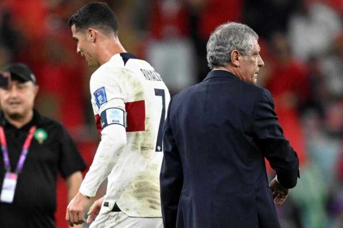 HLV Fernando Santos động viên đội trưởng Ronaldo sau trận tứ kết với Morocco trên sân Al Thumama, thành phố Doha, Qatar tối 10/12. Ảnh: AFP