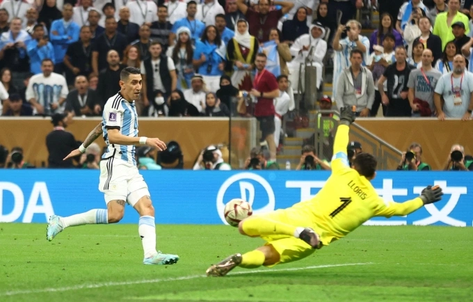 Di Maria (trái) ghi bàn nâng tỷ số lên 2-0 nhờ cú sút đập đất. Ảnh: Reuters.