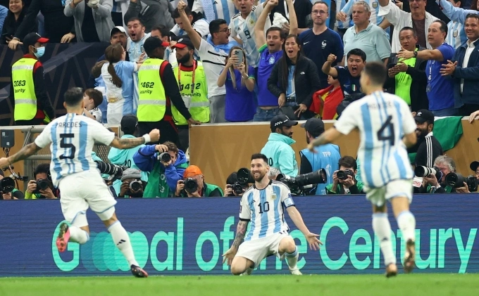 Messi (giữa) mừng bàn nâng tỷ số lên 3-2 cùng đồng đội. Ảnh: Reuters.