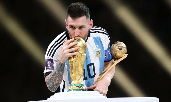 Messi hôn lên Cup vàng FIFA sau khi nhận Quả Bóng Vàng World Cup 2022. Ảnh: AFP
