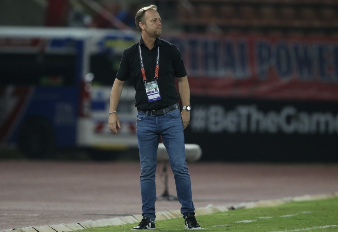 Polking chuộng sơ đồ 4-4-2 trong những trận gần đây của Thái Lan. Ảnh: Siam Sport