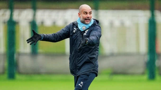 Guardiola trên sân tập ngày 3/1. Ảnh: mancity.com