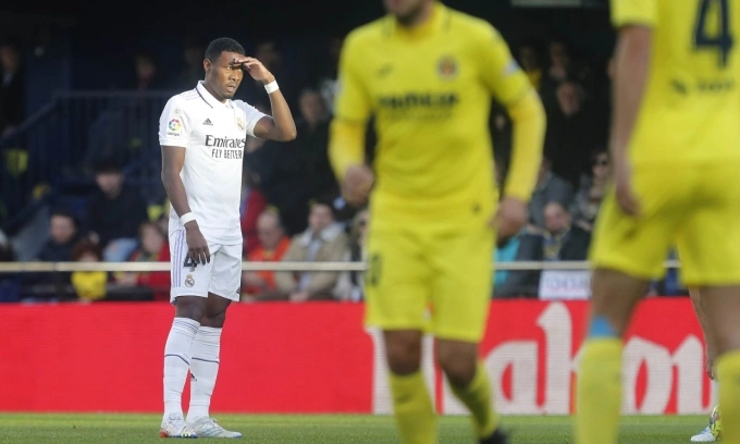 David Alaba để bóng chạm tay, dẫn tới bàn thua thứ hai của Real. Ảnh: La Liga