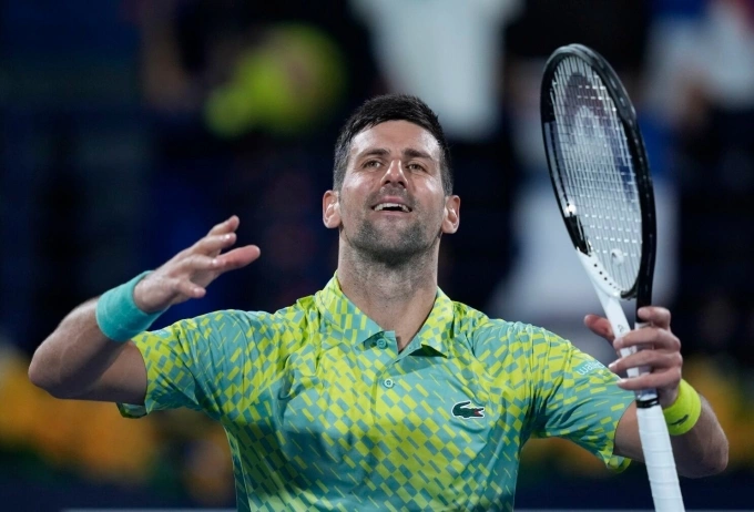 Djokovic mừng trận thắng thứ 20 liên tiếp, nối từ cuối năm 2022 sang 2023. Ảnh: Reuters.