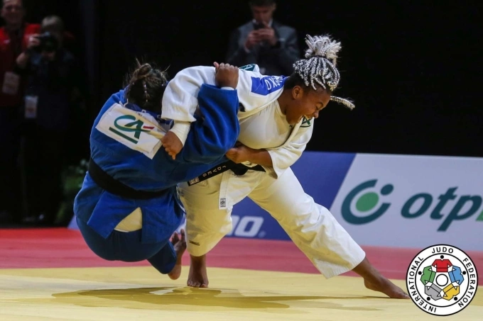 Dicko (áo trắng) hạ Souza trong trận bán kết hạng +78kg Paris Grand Slam 2020 - giải đấu lớn đầu tiên của cô sau thời gian dưỡng thương. Ảnh: IJF