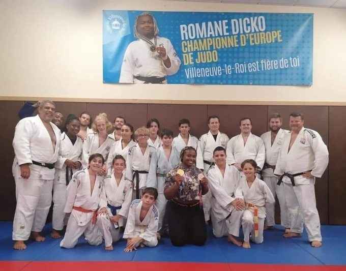 Dicko trở về Randori Club de Villeneuve Le Roi để chia vui với các HLV, bạn tập và đàn em sau khi vô địch châu Âu. Ảnh: Le Randori Club de Villeneuve Le Roi