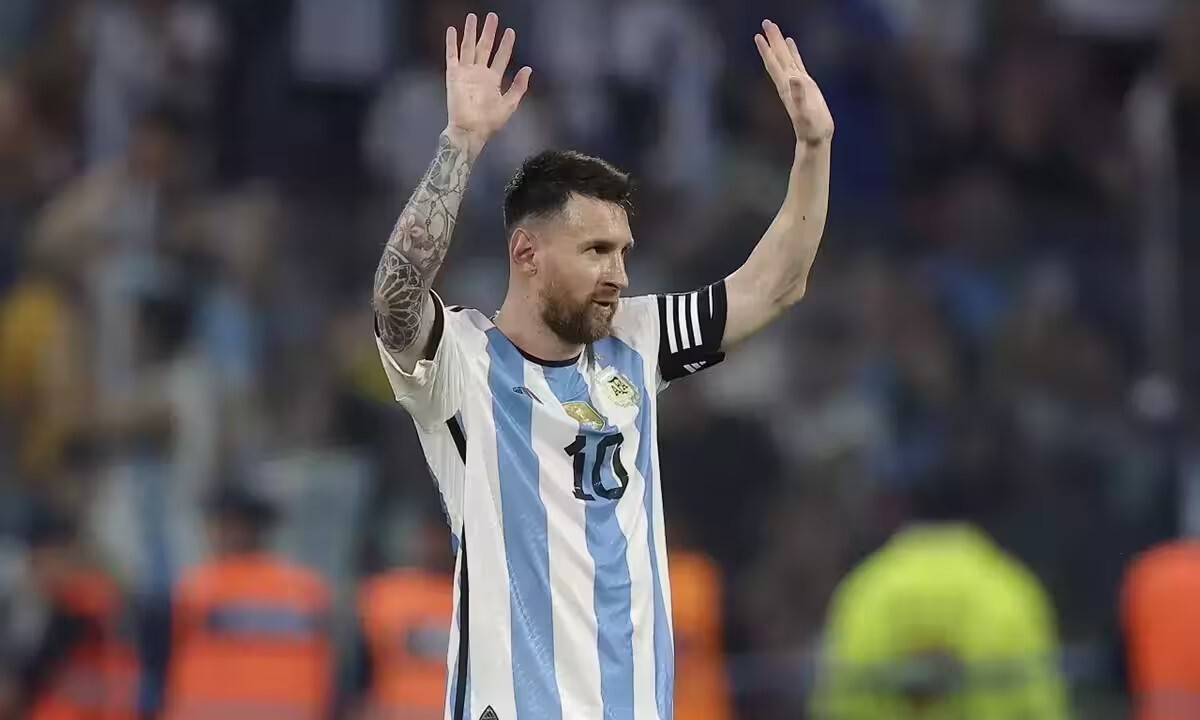 Barca xác nhận tiếp xúc mời Messi