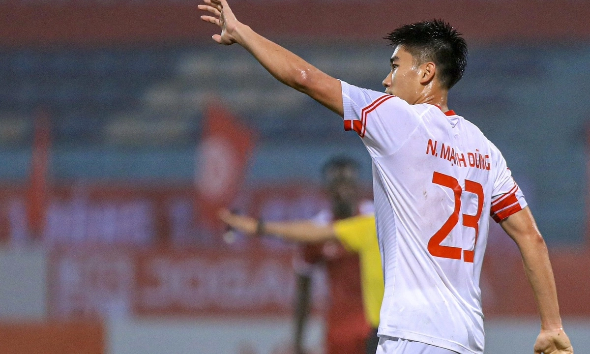 Nhâm Mạnh Dũng giúp Viettel thắng 6-0 ở Cup Quốc gia