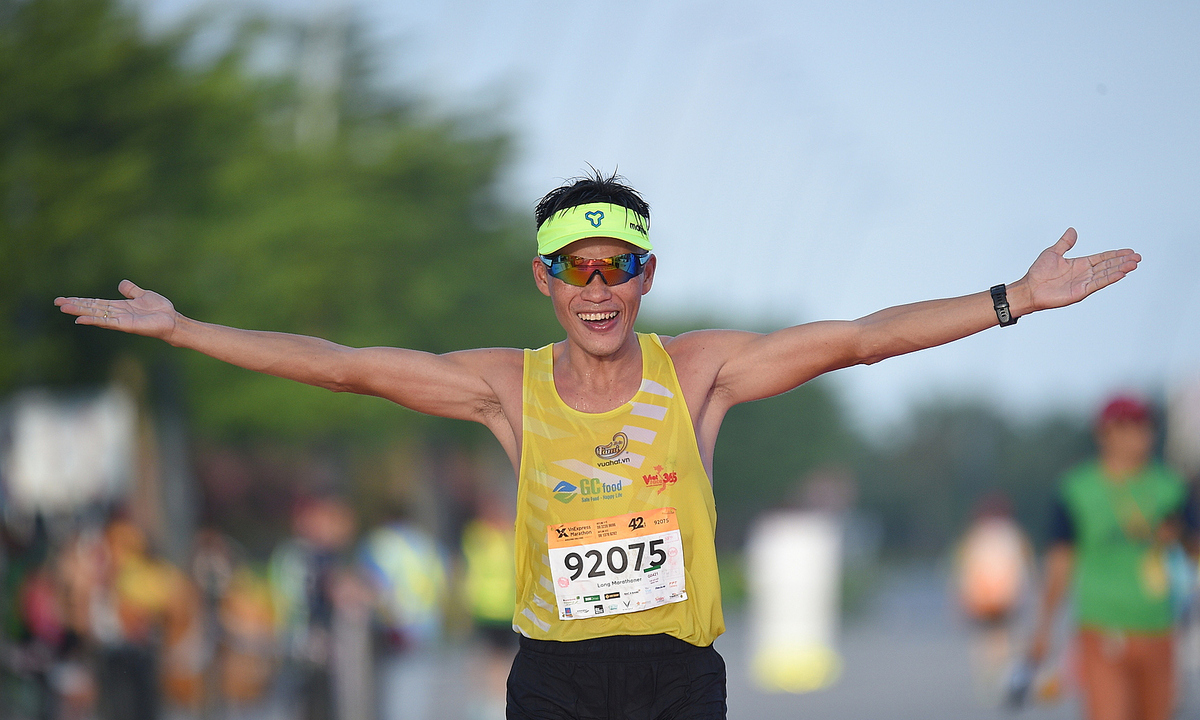 Nguyễn Văn Long chờ ngày thi đấu với runner Kenya