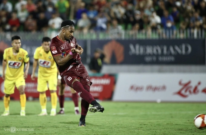 Rafaelson trong pha đá phạt đền bị thủ môn Thanh Diệp bắt bài, khiến Bình Định trắng tay khi tiếp Thanh Hoá trên sân Quy Nhơn ở vòng 5 V-League 2023 tối 8/4. Ảnh: Đông Huyền