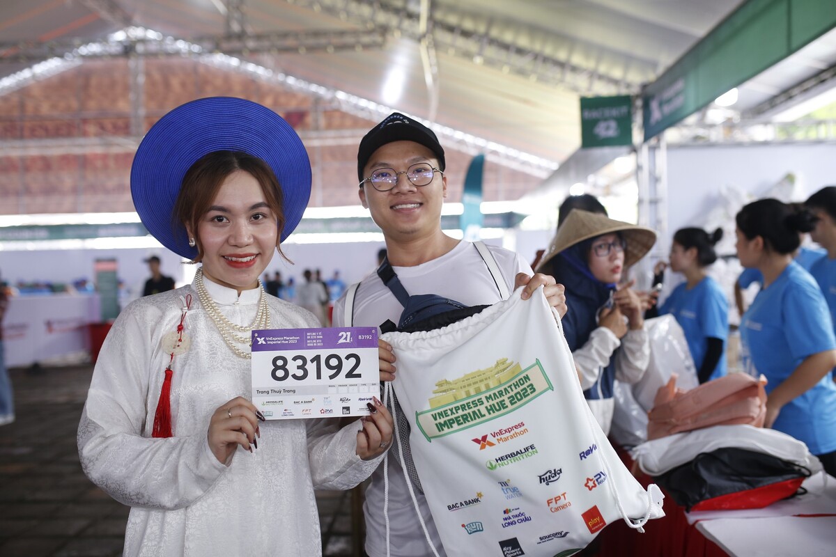 Runner diện áo dài, nón lá đi nhận Bib VnExpress Marathon Huế