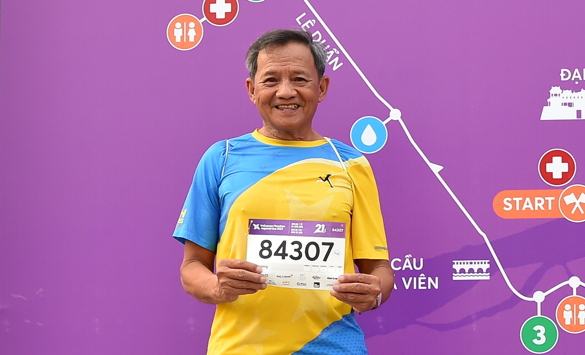 Những runner U80 chạy 21km tại VnExpress Marathon Huế