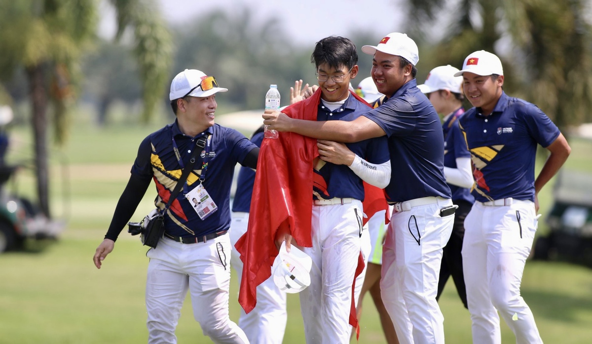 Golfer 15 tuổi run tay trước khi giành HC vàng lịch sử
