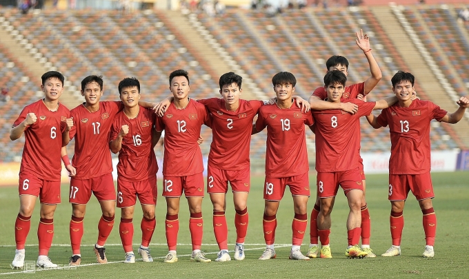 Cầu thủ Việt Nam dàn hàng ngang mừng bàn nâng tỷ số lên 3-0 của Văn Khang (số 8). Ảnh: Đức Đồng