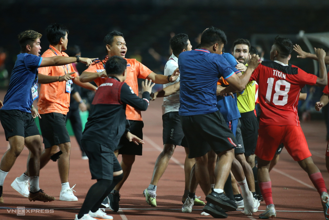 Cầu thủ, ban huấn luyện Thái Lan và Indonesia đánh nhau trong trận chung kết trên sân Olympic ngày 16/5.Ảnh: Lâm Thoả