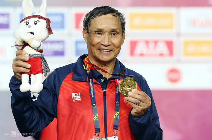 HLV Mai Đức Chung hy vọng HC vàng SEA Games thứ tư là động lực để các cô gái Việt Nam thi đấu tốt ở vòng loại Olympic 2024. Ảnh: Đức Đồng