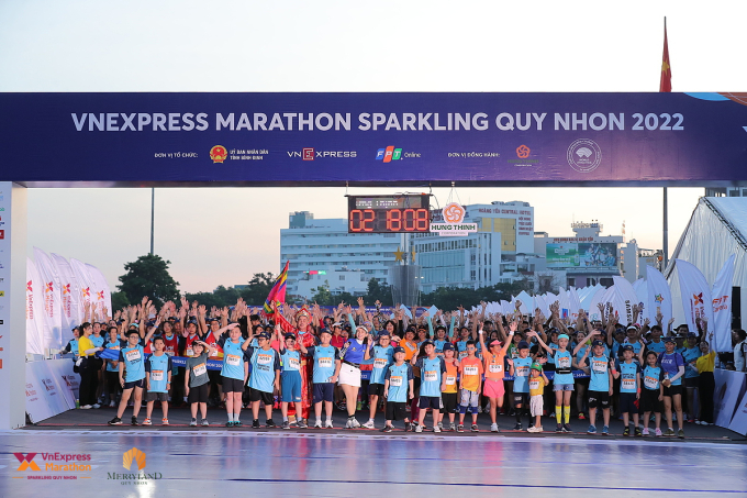 Hàng nghìn runner đứng trên vạch xuất phát VM Quy Nhơn 2022. Ảnh: VM