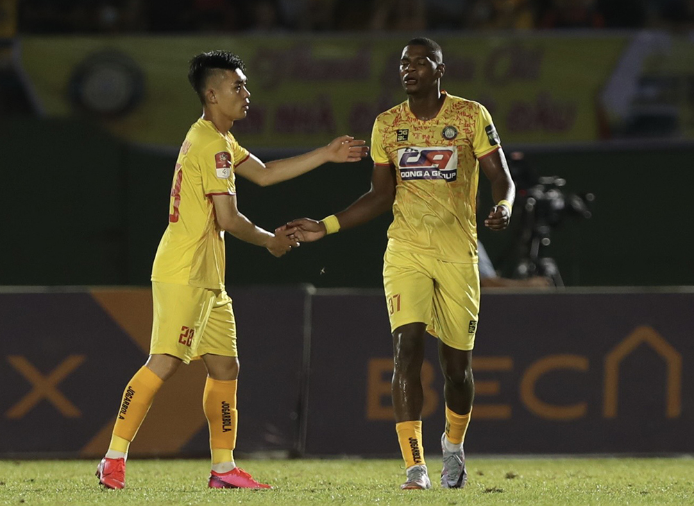 Thanh Hóa thoát thua nhờ siêu phẩm ở V-League