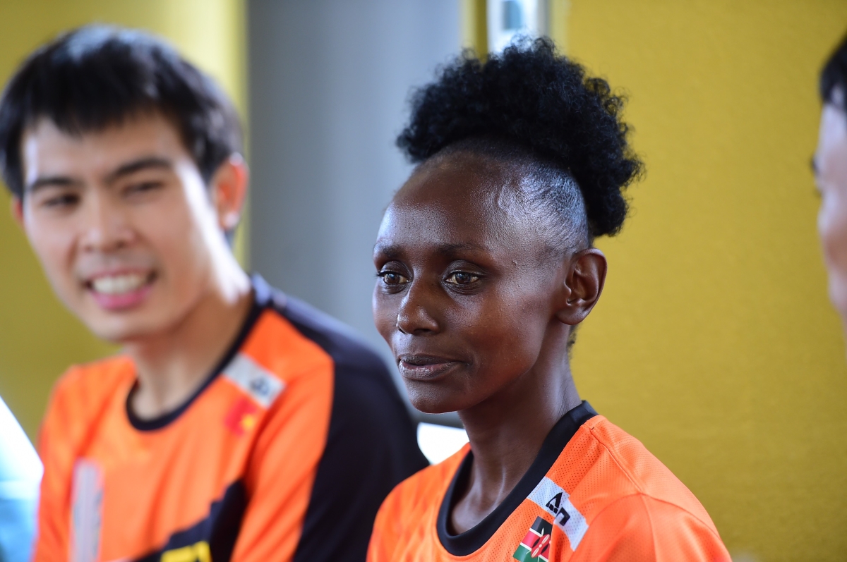 Runner Kenya, Việt Nam giao lưu trước giờ thi đấu VM Quy Nhơn