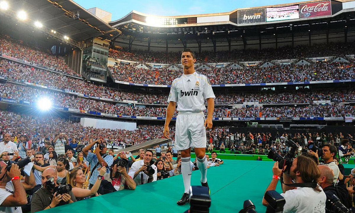 Vì sao Ronaldo không được mặc áo số 7 ở mùa đầu tại Real?