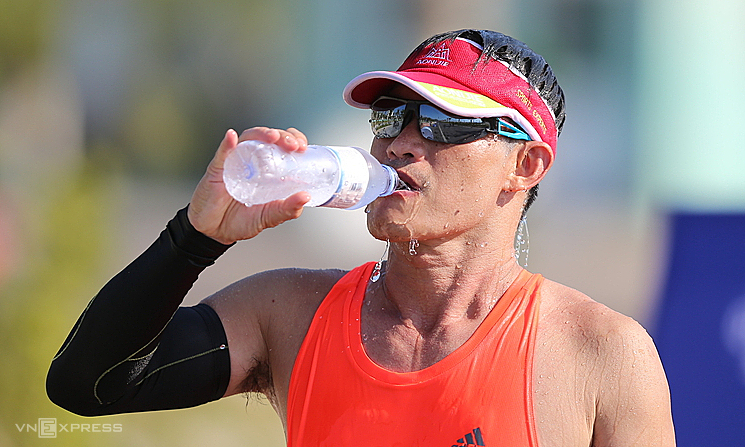 Uống nước đúng cách khi chạy bộ vào mùa hè