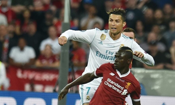 Ronaldo (áo trắng) khi còn khoác áo Real Madrid, đối đầu Sane lúc đó đang chơi cho Liverpool, ở Champions League. Ronaldo và Sane đối đầu ở Champions League