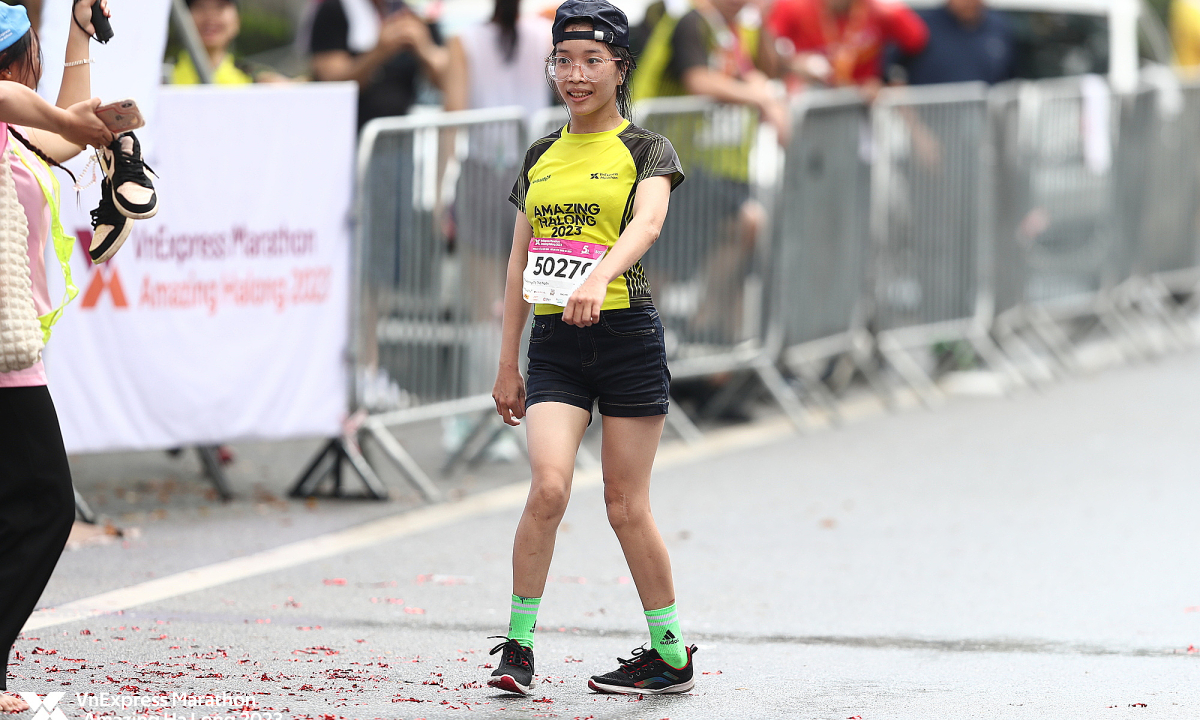 Cô gái về đích 5km trên đôi chân khuyết tật vận động