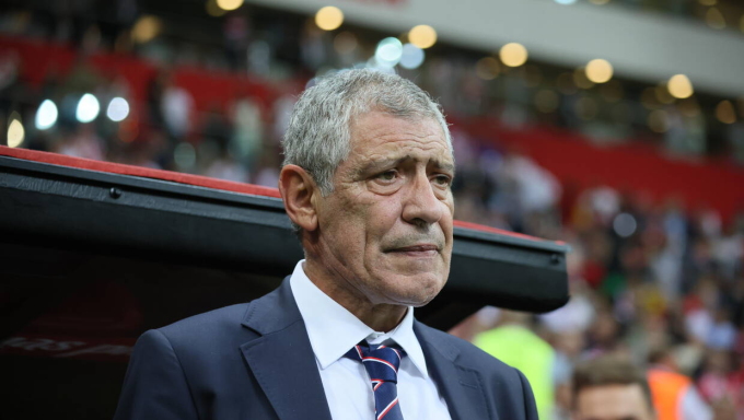 HLV Fernando Santos trong trận Ba Lan thua Albania 0-2 hôm 10/9. Ảnh: PAP