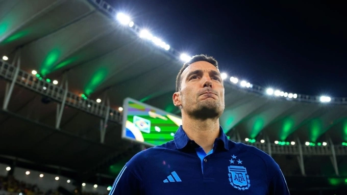 Scaloni dẫn dắt Argentina trong trận thắng Brazil 1-0 ở lượt thứ sáu vòng loại World Cup 2026 sáng 22/11, trên sân Maracana, Brazil. Ảnh: TyC Sports