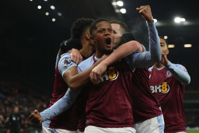 Leon Bailey chia vui với đồng đội sau khi ghi bàn duy nhất, giúp Villa hạ Man City. Ảnh: AFP