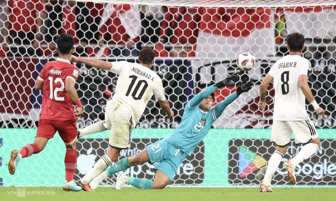 Mohanad Ali (số 10) mở tỷ số cho Iraq trước Indonesia trên sân Ahmad bin Ali, thành phố Al Rayyan, Qatar, lượt đầu bảng D Asian Cup 2023 ngày 15/1/2024. Ảnh: Lâm Thỏa