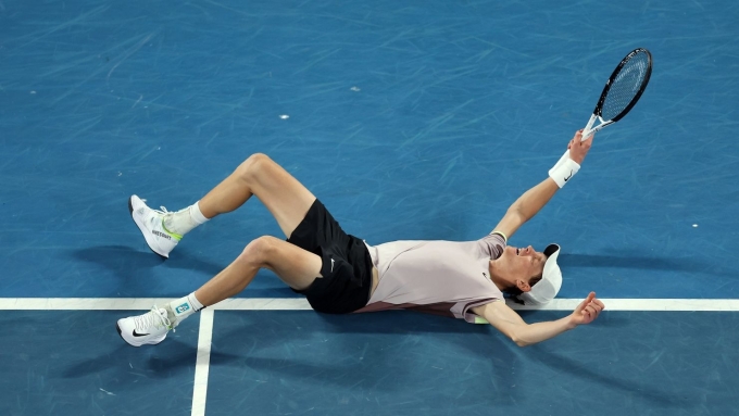 Sinner nằm ra sân Rod Laver Arena, Melbourne sau khi ghi winner ở điểm số quyết định trận chung kết hôm 28/1. Ảnh: Reuters