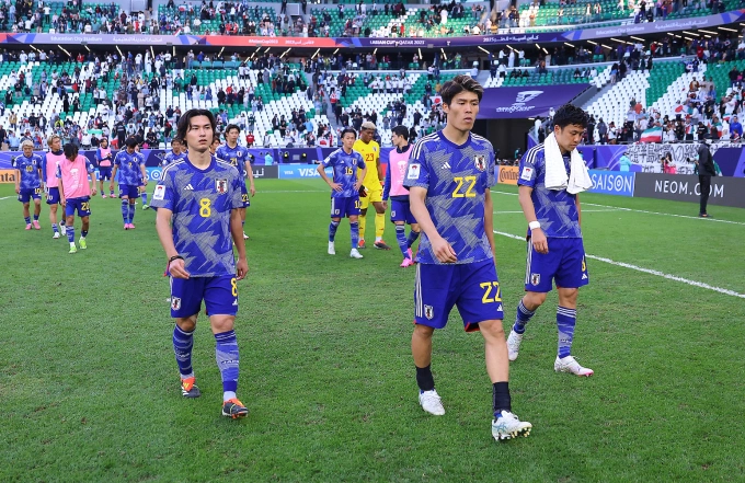 Takumi Minamino, Takehiro Tomiyasu và Wataru Endo (từ trái sang) thất vọng sau trận Nhật Bản thua ngược Iran 1-2, ở tứ kết Asian Cup 2023. Ảnh: AFC
