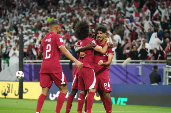Cầu thủ Qatar chia vui sau bàn gỡ hòa 1-1 của Gaber (số 24). Ảnh: Al Jazeera
