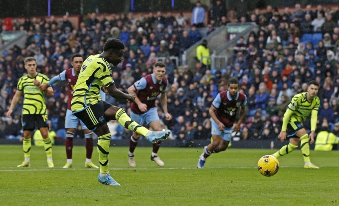Saka sút penalty thành bàn, nâng tỷ số lên 2-0 ở cuối hiệp một. Ảnh: Reuters