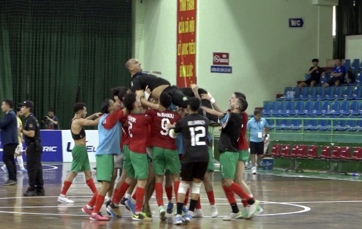 Iran, Morocco teams fight at HCMC futsal tournament