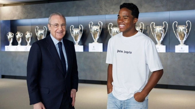 Chủ tịch Real Madrid Florentino Perez chào đón Endrick trong phòng truyền thống của CLB tại sân Bernabeu hồi tháng 12/2023. Ảnh: realmadrid.com