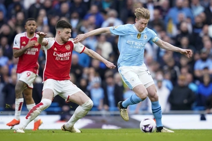 De Bruyne (phải) không có nhiều khoảng trống ở trận gặp Arsenal. Ảnh: Reuters
