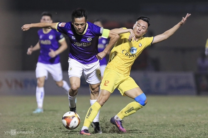Văn Quyết (trái) tranh chấp với Thái Sơn ở trận Hà Nội FC thua Thanh Hoá 0-2 tại vòng 9 V-League 2023-2024. Ảnh: Minh Minh
