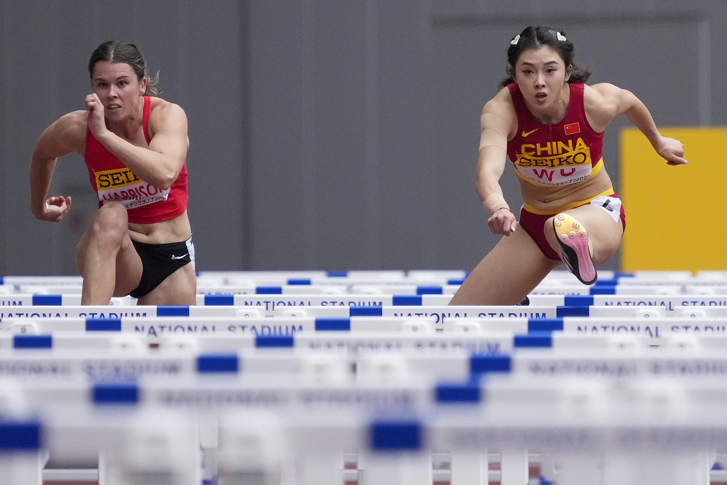 Wu Yanni bứt phá trên đường chạy chung kết 100m rào giải Seiko Golden Grand Prix 2024 ngày 19/5. Ảnh: Xinhua