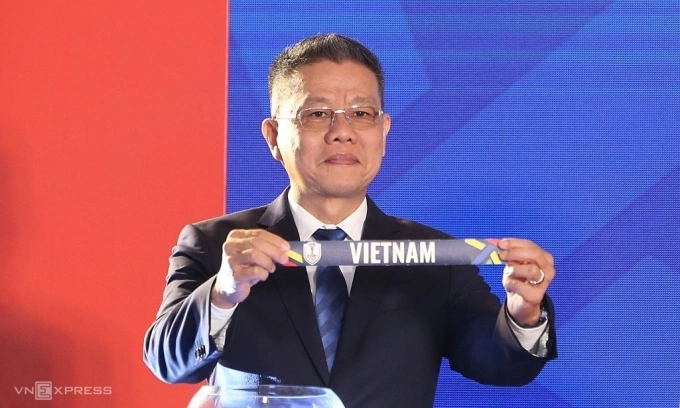 Chủ tịch LĐBĐ Đông Nam Á, ông Khiev Sameth với lá thăm Việt Nam. Ảnh: Hiếu Lương