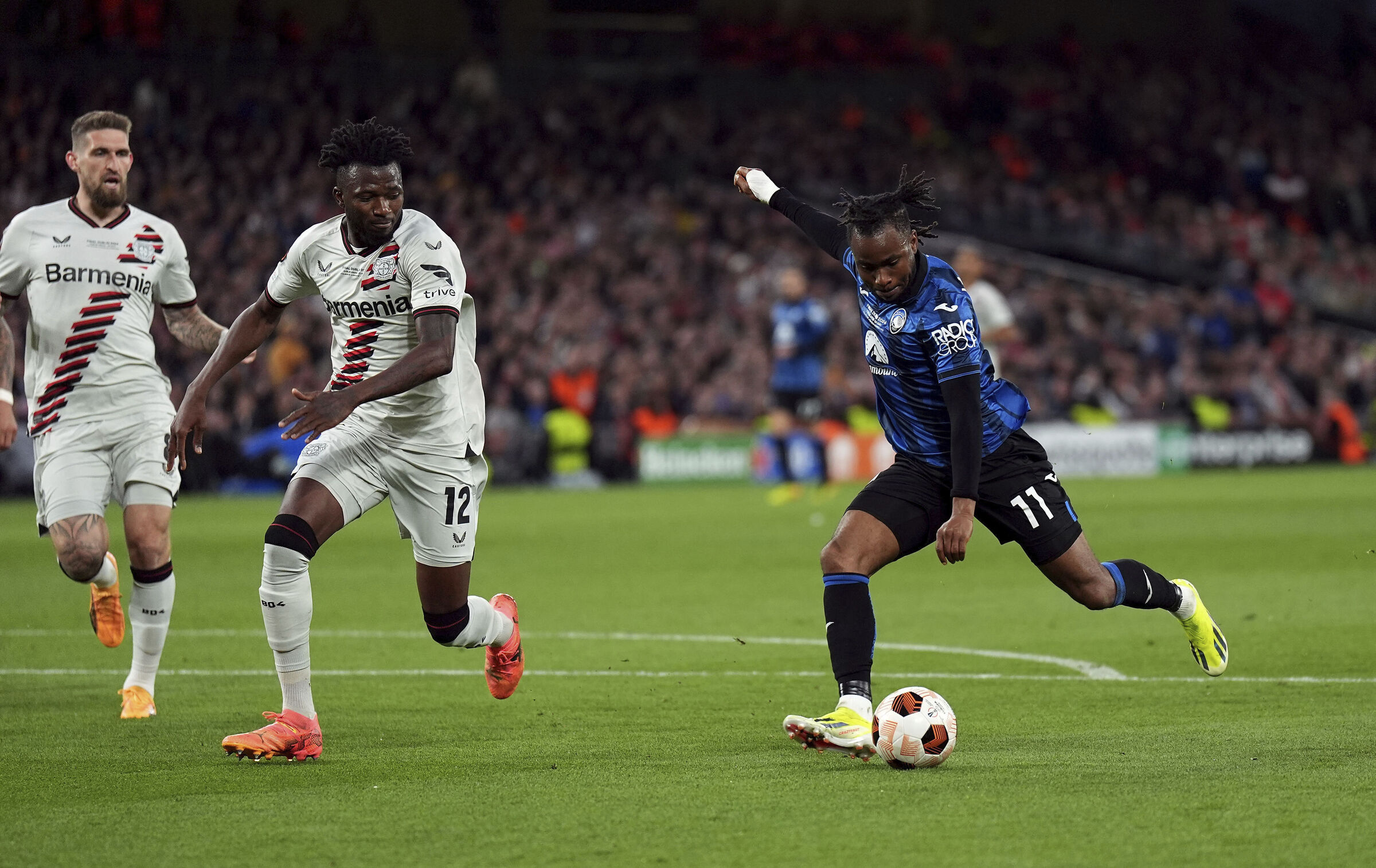 Tiền đạo Atalanta Ademola Lookman ghi bàn ấn định thắng lợi 3-0 trước Leverkusen trong trận chung kết Europa League trên sân Aviva, Dublin, Ireland ngày 22/5. Ảnh: AP